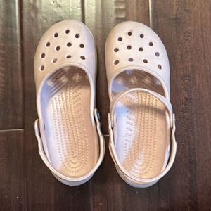 Crocs Shayna women’s size 5  Missing‎ a strap on one shoe